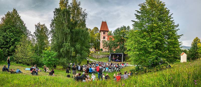 Koncert Petra Samšuka před boletickým kostelem.