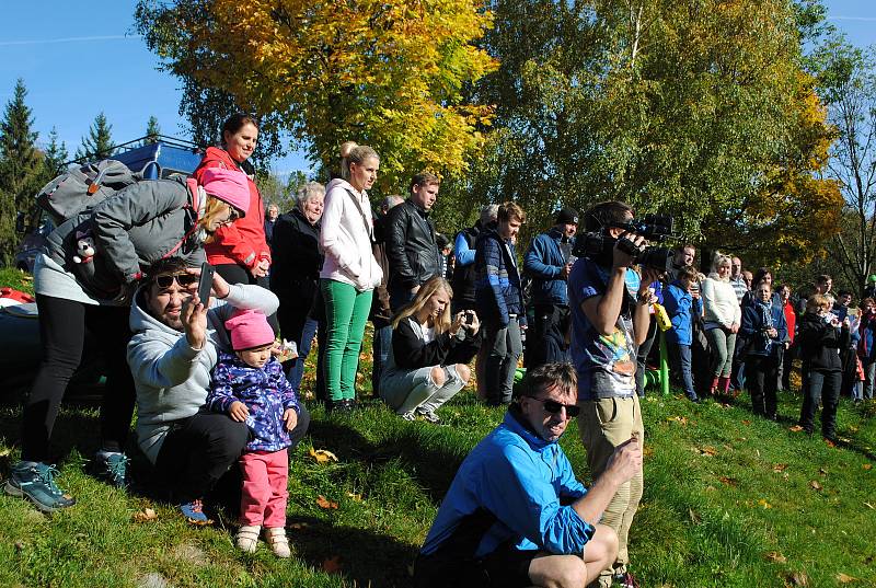 Podzimní zamykání Vltavy v kempu Krumlov.