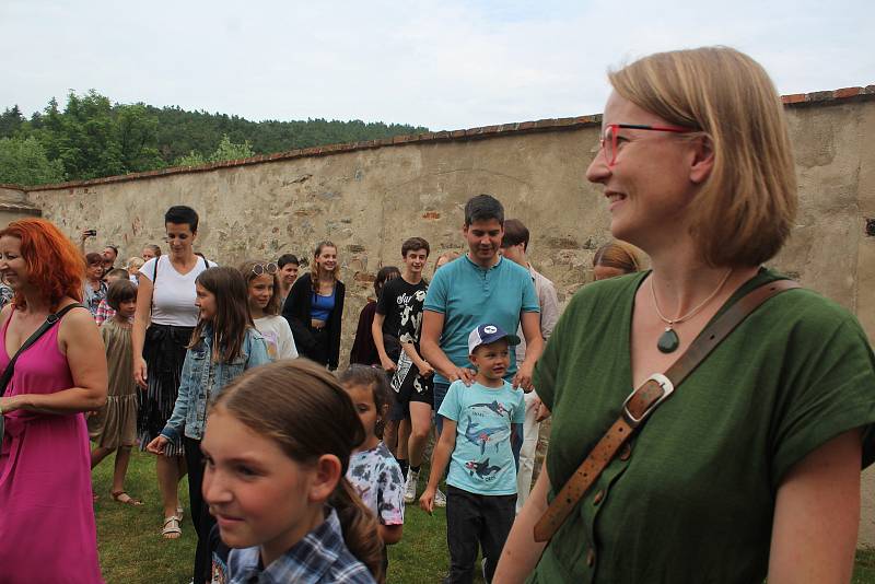 Zahájení výstavy žáků výtvarného oboru ZUŠ Český Krumlov. Učitelé výtvarky nejsou žádní suchaři, a tak pro návštěvníky připravili překvapení pro obveselení.