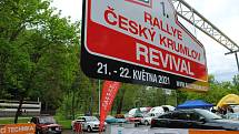 Premiérový ročník Rallye Český Krumlov Revival startoval v tradičním květnovém termínu na tradičním místě, na parkovišti v krumlovské Jelení zahradě.