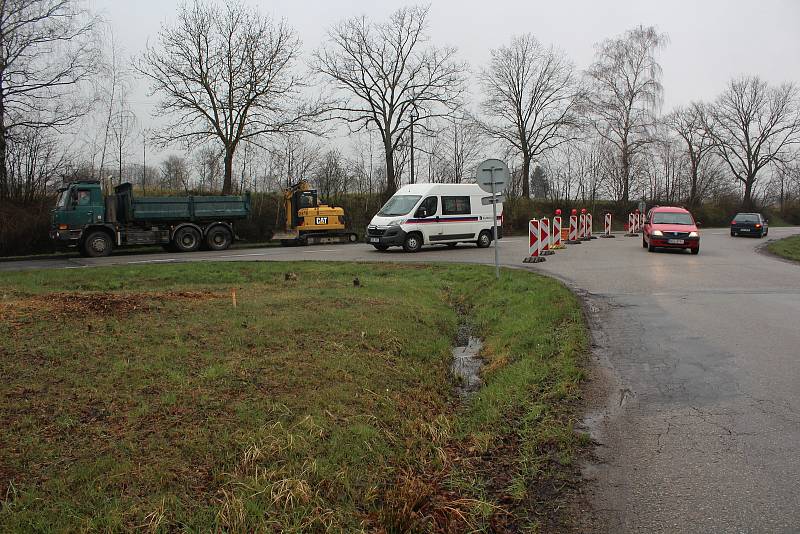 Práce u Velešína opět vypukly plnou silou. Objížďky nyní platí pro veškerou dopravu, během dopoledne ale třeba v Českém Krumlově nijak zvlášť nevázla.