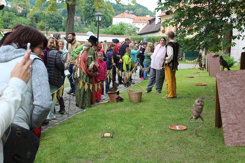 Sobotní zábava na slavnostech růže v Pivovarské zahradě, klášterní zahradě a ve dvorech krumlovských klášterů.