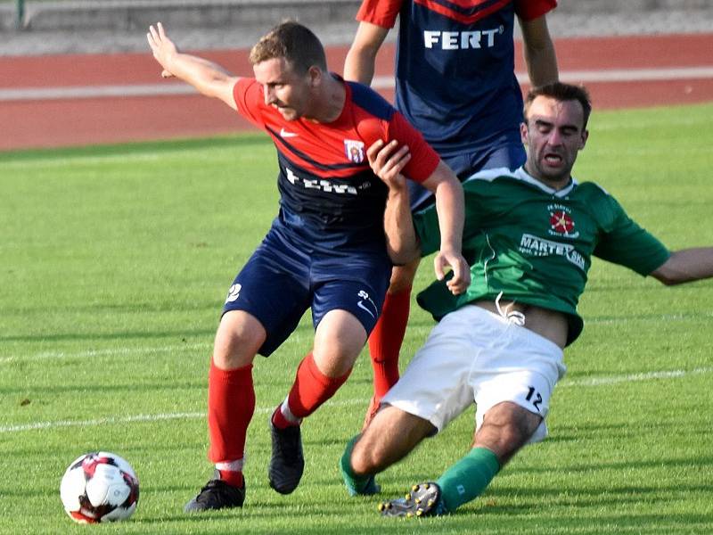 Divize (skupina A) - 3. kolo: TJ Spartak Soběslav (modročervené dresy) - FK Slavoj Český Krumlov 3:0 (1:0).