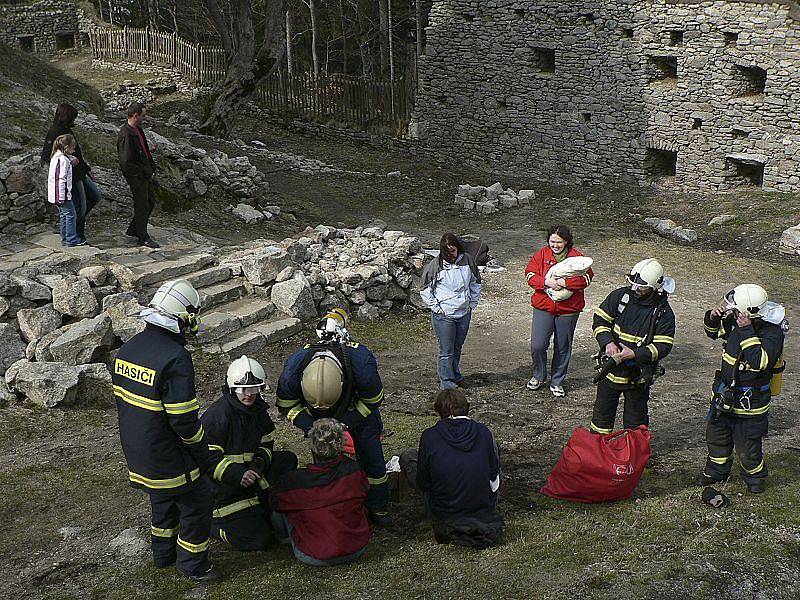 Vítkův hrádek nevyužívají jenom turisté. Někdy je tu možné  spatřit například frymburské dobrovolné hasiče  při cvičení a školení.