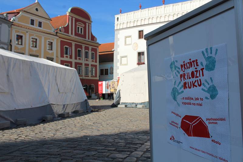 Na krumlovském náměstí je do pátku k vidění putovní výstava Lékařů bez hranic.