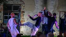 V pivovarské zahradě návštěvníci viděli tanečně-akrobatické představení Vzduchem na motivy knihy Richarda Bacha Jonathan Livingston Racek.