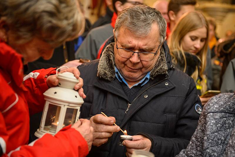 Předání Betlémského světla od hasičů z hornorakouského okresu Freistadt v kostele v Rožmitále na Šumavě.