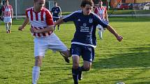 Okresní přebor muži - 6. kolo: FK Dolní Dvořiště (modré dresy) - TJ Smrčina Horní Planá 2:1 (2:1).