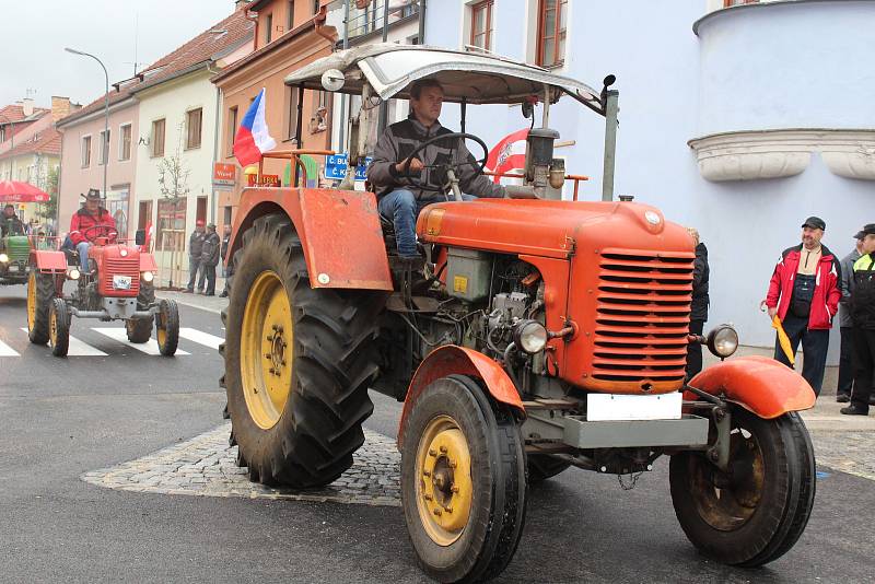 Spanilá jízda traktorů a zemědělské techniky Kaplicí při městských slavnostech.