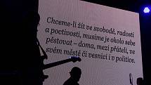 Občané Českého Krumlova na náměstí Svornosti oslavili 30 let po sametu, společně s kapelou Chlapi v sobě.