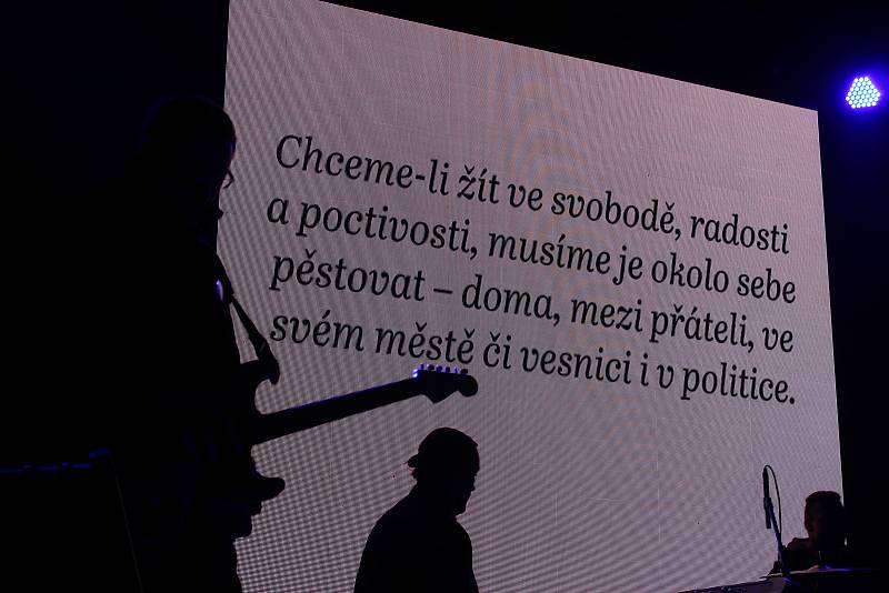 Občané Českého Krumlova na náměstí Svornosti oslavili 30 let po sametu, společně s kapelou Chlapi v sobě.