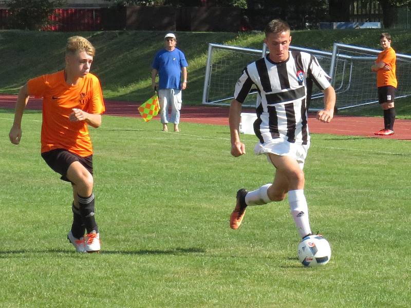 I.A třída dorostu – 2. kolo (1. hrané): SK Zliv (oranžové dresy) – FK Spartak Kaplice / FK Dynamo Vyšší Brod 2:6 (1:2).