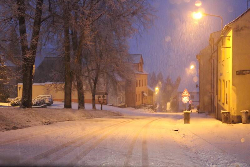 Takto to dnes ráno vypadalo na silnicích Kaplicka. A to u Kaplice na E 55, v Rožmitále a Omlenici i Omleničce.