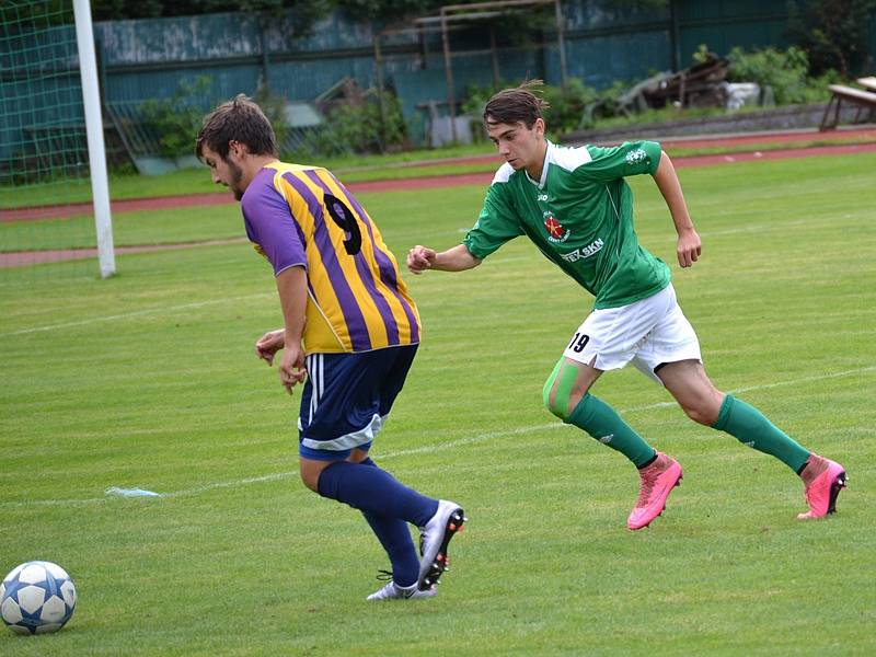 Česká divize (skupina A) - 1. kolo: FK Slavoj Český Krumlov (zelené dresy) - SK Senco Doubravka 0:1 (0:0).