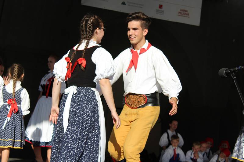 Soubor Úsviťáček z Českých Budějovic pobavil diváky moc pěkným tancem ve dřevácích.