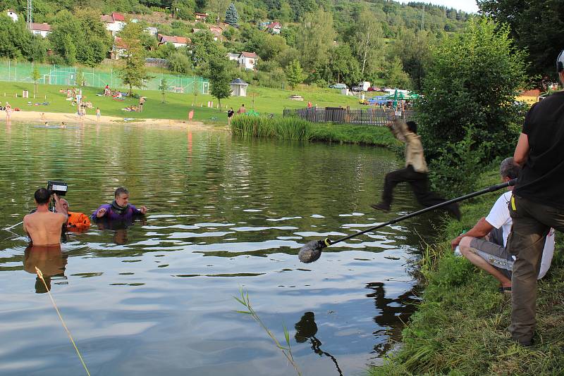 Rybník na Horní Bráně je jedním z míst, kde režisér Václav Marhoul natáčí Nabarvené ptáče.
