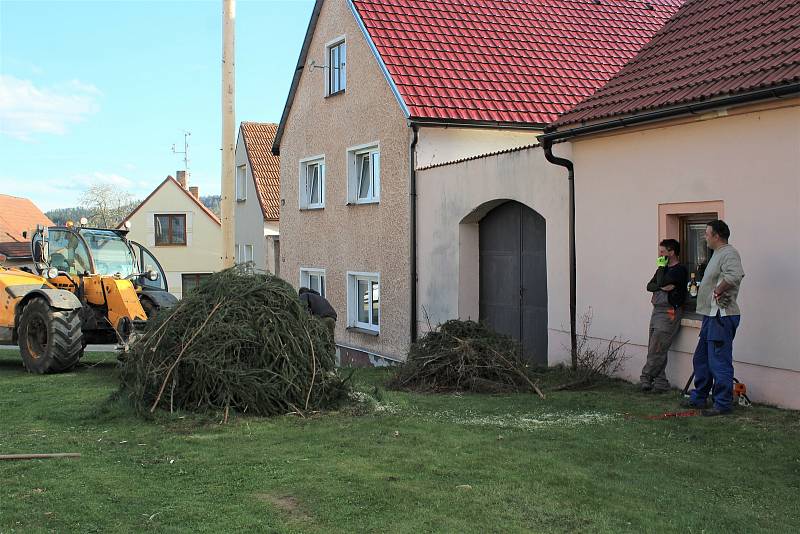 V Soběnově hasiči vztyčili podle svých slov smuteční májku.