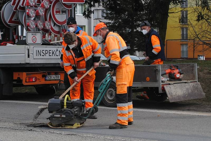 Doslova pár minut trvalo zalátání výtluku na E55 v Kaplici studenou balenou směsí. Větší opravy začnou, až se před létem rozjedou obalovny.