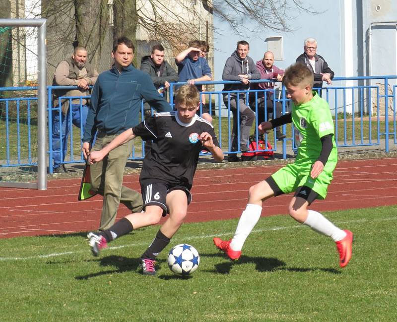 I.A třída starší žáci – 12. kolo: Lokomotiva Veselí nad Lužnicí (zelené dresy) – Spartak Kaplice 0:5 (0:2).