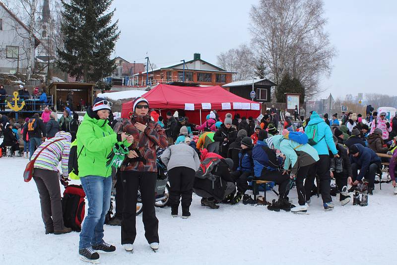 Tisíce lidí dorazily o víkendu zabruslit si na Lipno.