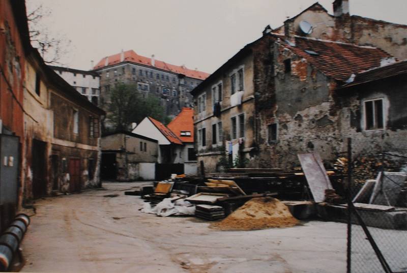 Český Krumlov v roce 1999. Hradební ulice.