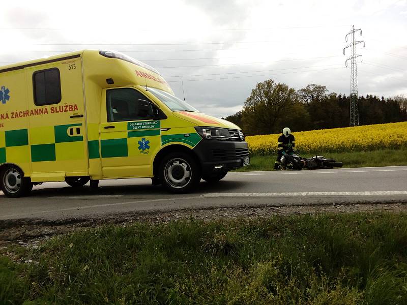 U Třebonína se střetlo osobní auto s motocyklistou.