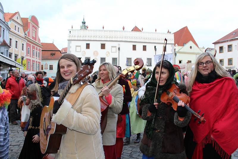 V krumlovských ulicích zavládl pod taktovkou ZUŠ masopustní poprask. Přibyly nové masky a starosta se opět po roce nechal přesvědčit k udělení povolení ke koledě, a ta byla nejen bohatá, ale hlavně pořádně veselá.