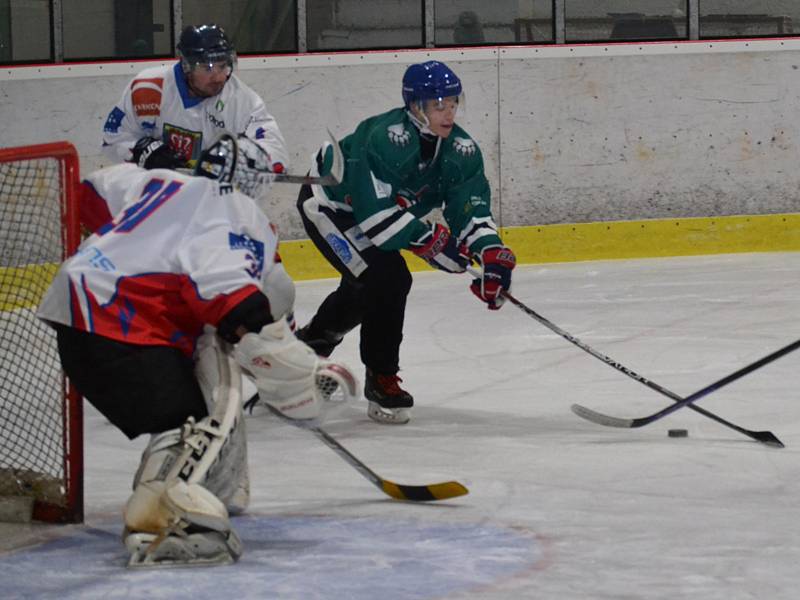 KL muži – 10. kolo: HC Slavoj Český Krumlov (zelené dresy) – SK Telč 3:2 (1:0, 1:1, 1:1).