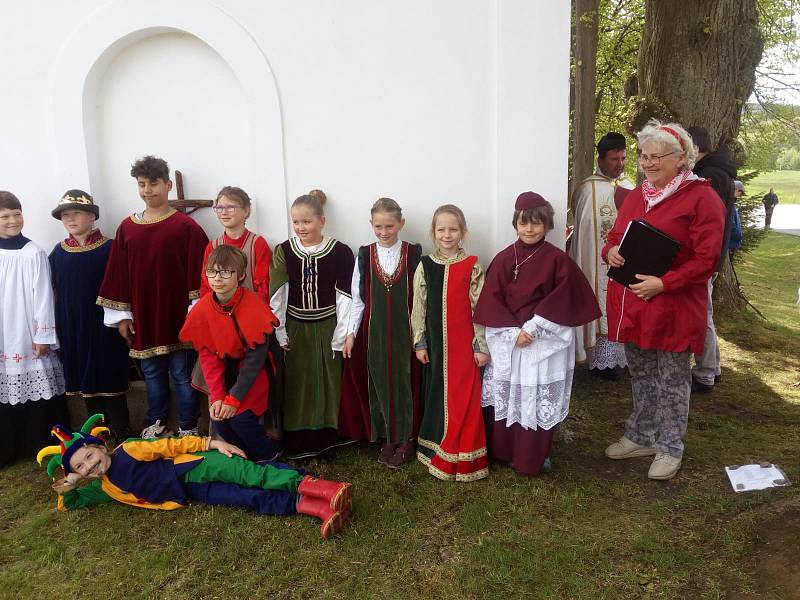 Slavnostní okamžik svěcení a zavěšování zvonku do kaple si nenechala ujít spousta lidí.