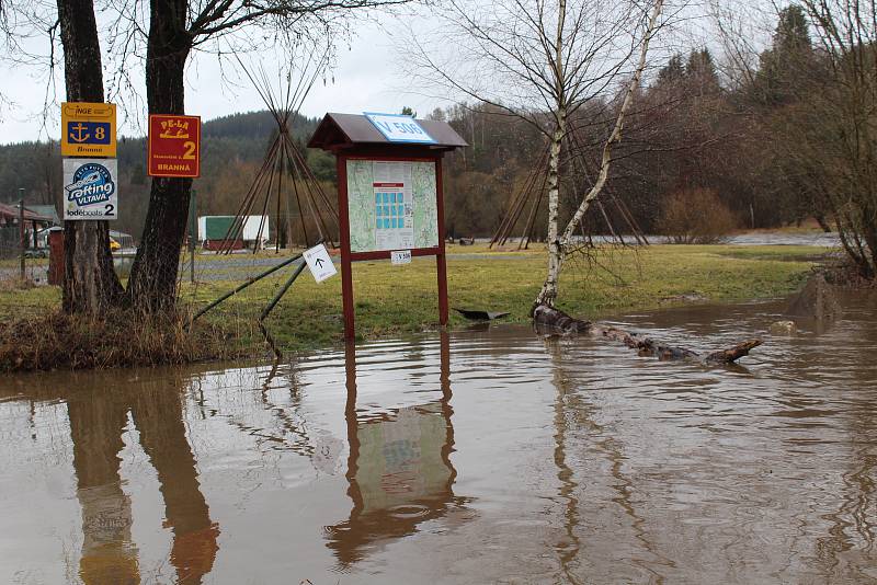 Vltava v kempu v Nahořanech.