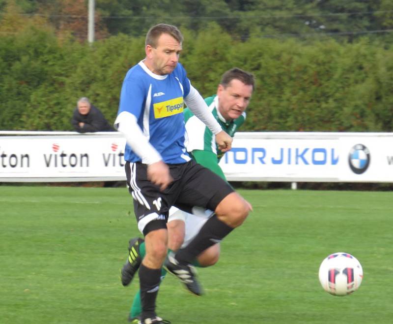 Oblastní I.B třída (skupina A) - 9. kolo: TJ Malše Roudné B (zelené dresy) - FK Spartak Kaplice 1:2 (1:2).