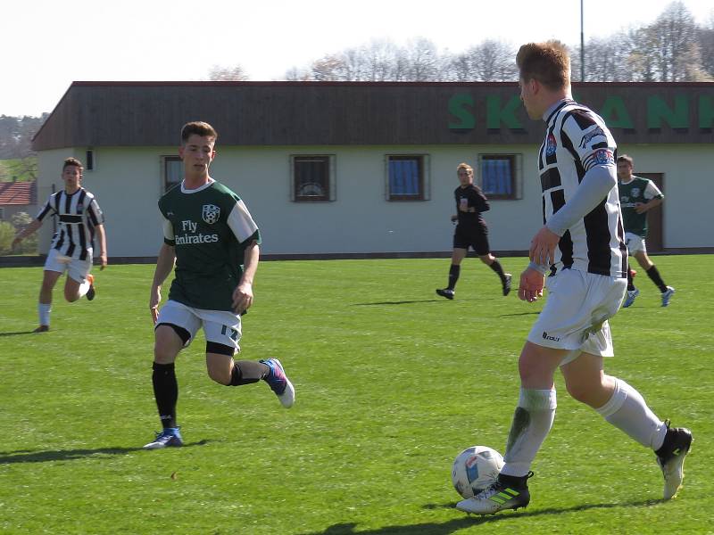 I.A třída dorostu – 14. kolo: SK Jankov (zelené dresy) – FK Spartak Kaplice / FK Dynamo Vyšší Brod 0:0, na penalty 3:4.