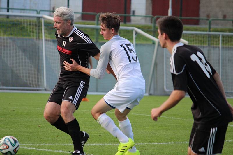 Fotbalisté Dolního Dvořiště (v bílém) v 10. kole I. B třídy porazili béčko Trhových Svinů přesvědčivě 5:1, když všechny góly vstřelili už v první půli.