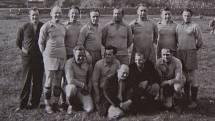 Fotbal v Kaplici píše stoletou historii. Tým z let 1946-56 na jednom z pozdějších setkání.