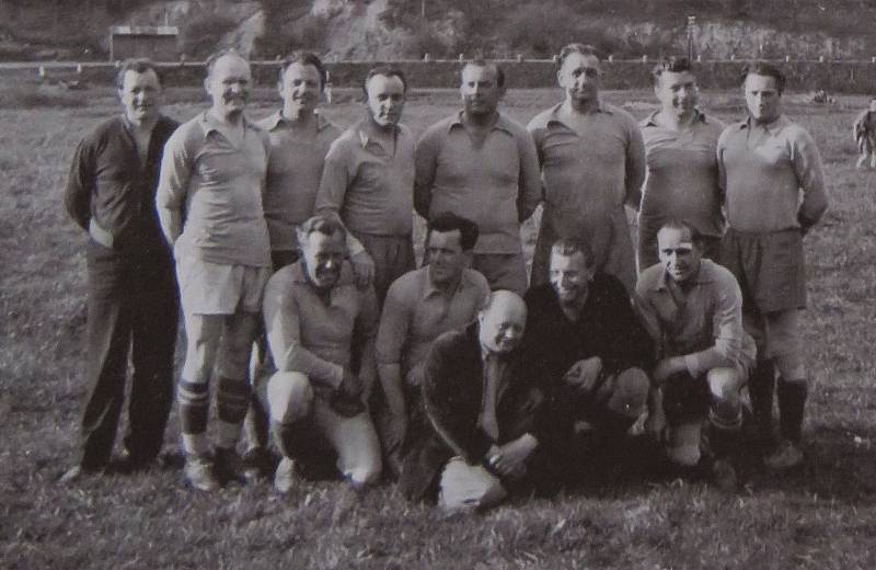 Fotbal v Kaplici píše stoletou historii. Tým z let 1946-56 na jednom z pozdějších setkání.