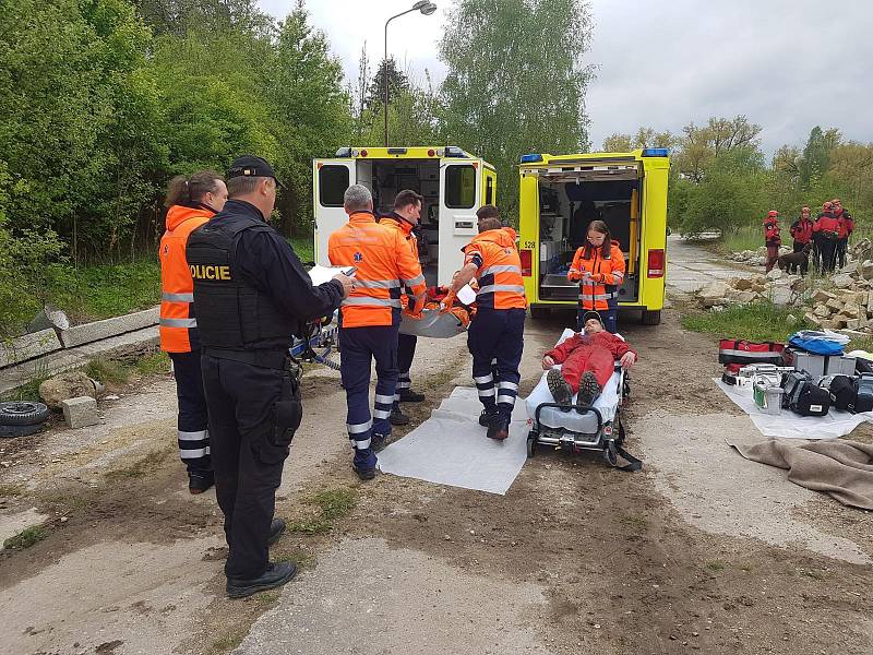 Taktického cvičení Kasárna se kromě zdravotnických záchranářů a hasičů zúčastnili i policisté, městští strážníci a kynologové se psy.