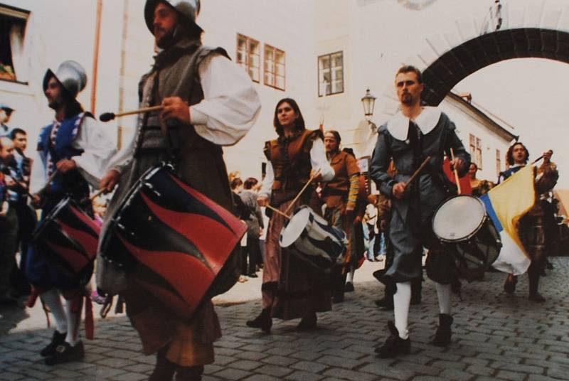 Český Krumlov v roce 1999. Průvod u Červené brány.