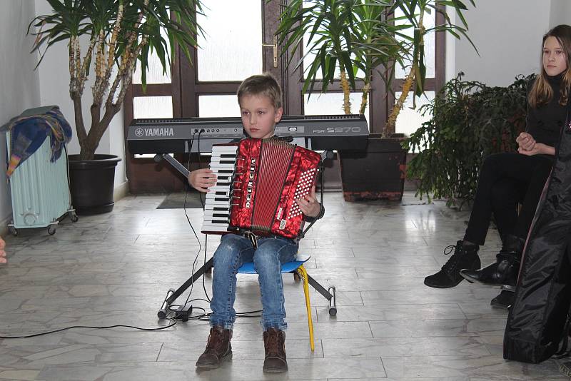 Jarmárek svým vystoupením zahájili žáci benešovského pracoviště ZUŠ Trhové Sviny.