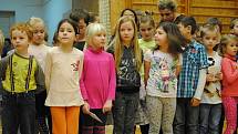 Vánoční besídku dětí z družiny proložila tanečními čísly děvčata ze souboru Monkey Krumlis.