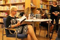 Ve velešínské knihovně pokřtili mysteriózní thriller „Prokletí Schwartzovy vily“ Anny Beatrix Bártové.