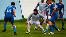 Fotbalisté Frymburku (v modrém) zdolali Dolní Dvořiště 2:0 a po šesti kolech jim patří druhá příčka tabulky I.B třídy sk. A.