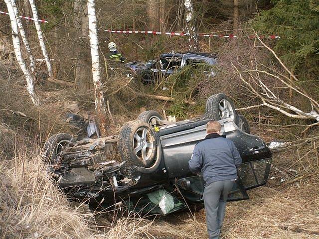 Při čelní srážce dvou osobních automobilů u Nažidel zahynul rakouský řidič.