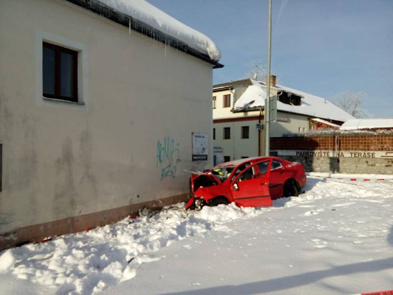 Osobní auto narazilo ve čtvrtek ráno do domu v Černé v Pošumaví.