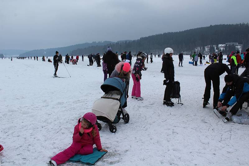 Tisíce lidí dorazily o víkendu zabruslit si na Lipno.