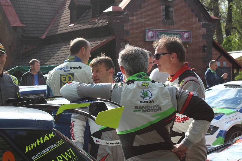 Sedmačtyřicátý ročník Rallye Český Krumlov byl v pátek odpoledne zahájen v Jelence.