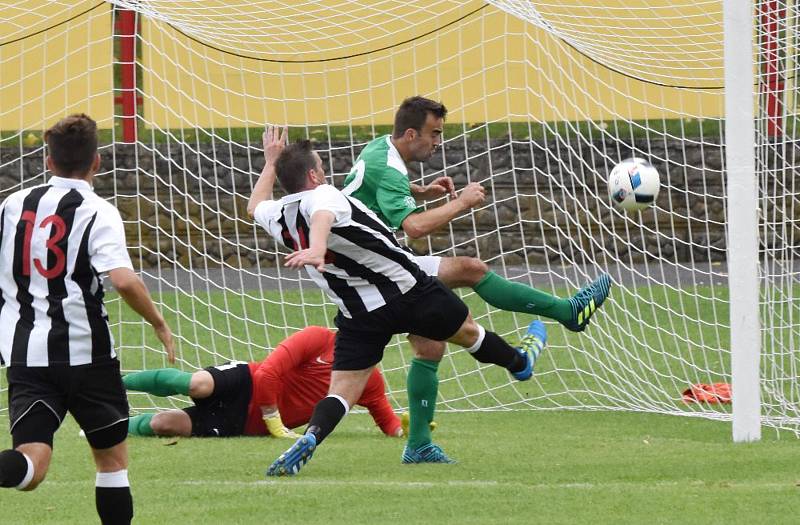 Fortuna divize A 2017/2018 - 1. kolo: MFK Dobříš (černobílé dresy) - FK Slavoj Český Krumlov 1:2 (0:1).