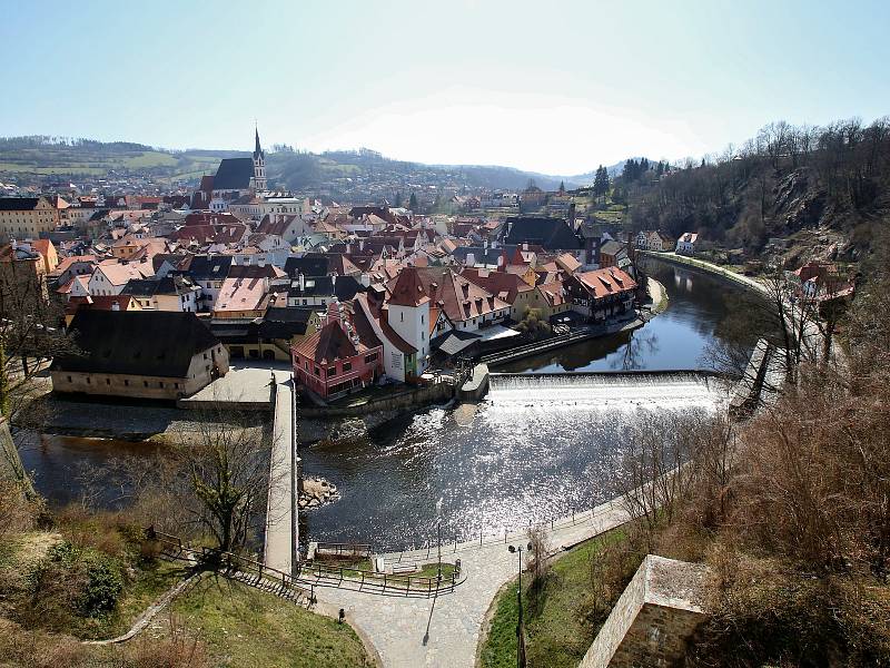 Celosvětová empidemie koronaviru vylidnila i centrum Českého Krumlova, které je běžně zaplaveno turisty.