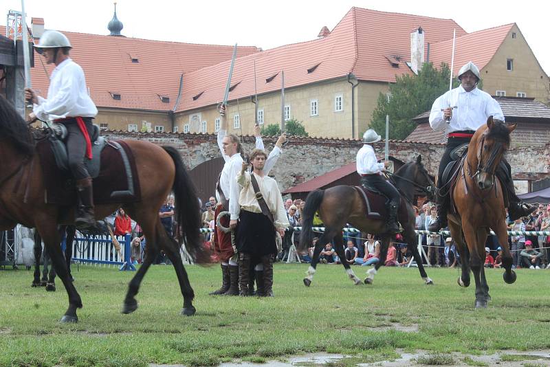 Drezúrní vystoupení s koňmi v Pivovarské zahradě v rámci slavností růže.