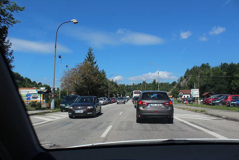 V sobotu dopoledne byl Krumlov ucpán z obou stran.