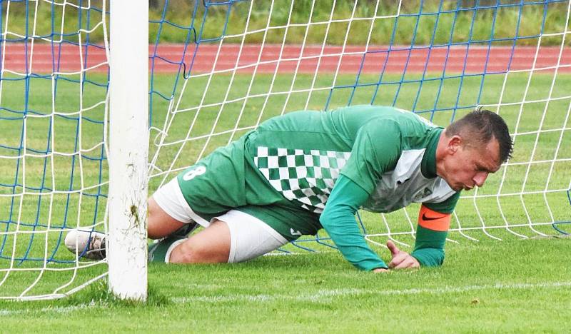 Fotbalisté Českého Krumlova (v zeleném) vstupují do nové sezony jako jedni z favoritů krajského přeboru.